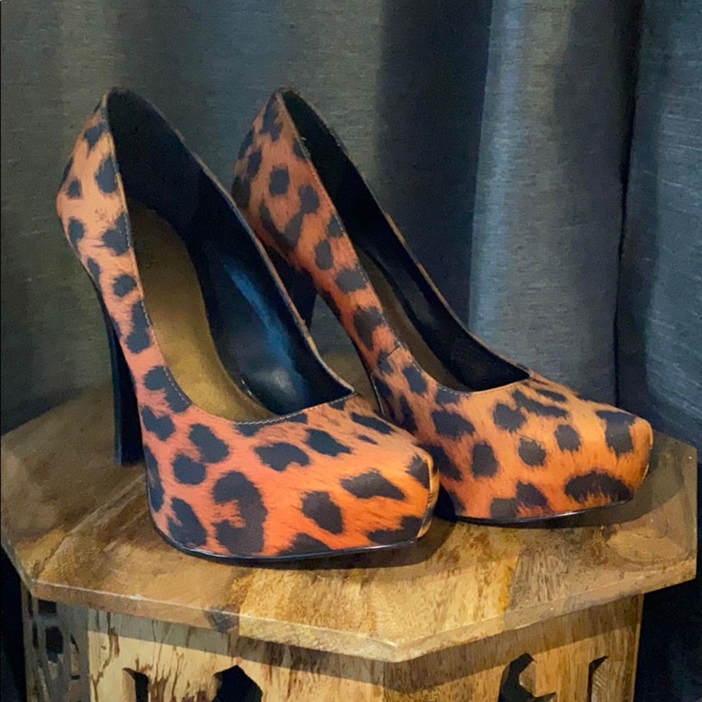 CARLOS SANTANA HEELS 👠 CHEETA PRINT